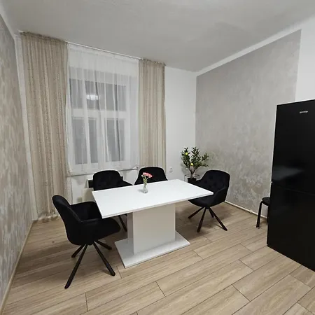 Luxusní V Centru Hradce Králové - Balkon, Wi-fi, Netflix Zdarma *