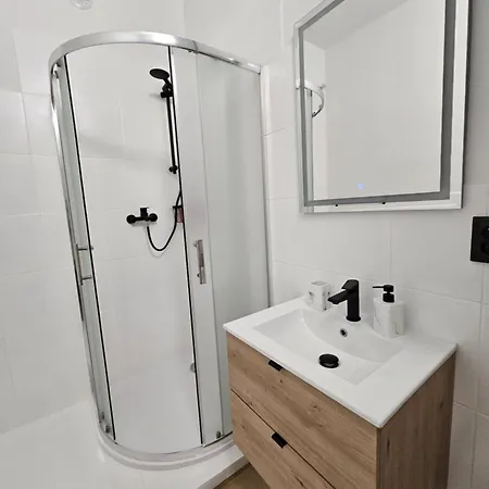Luxusní V Centru Hradce Králové - Balkon, Wi-fi, Netflix Zdarma Apartmán *