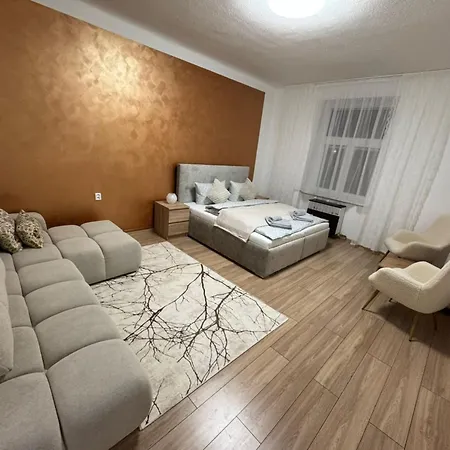 Luxusní V Centru Hradce Králové - Balkon, Wi-fi, Netflix Zdarma Apartmán *