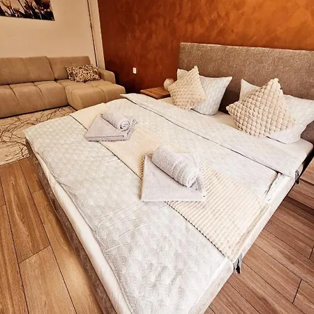 Apartmán Luxusní V Centru Hradce Králové - Balkon, Wi-fi, Netflix Zdarma *