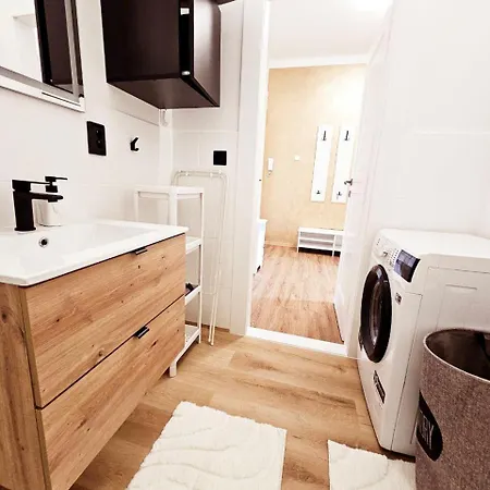 Luxusní V Centru Hradce Králové - Balkon, Wi-fi, Netflix Zdarma Apartmán